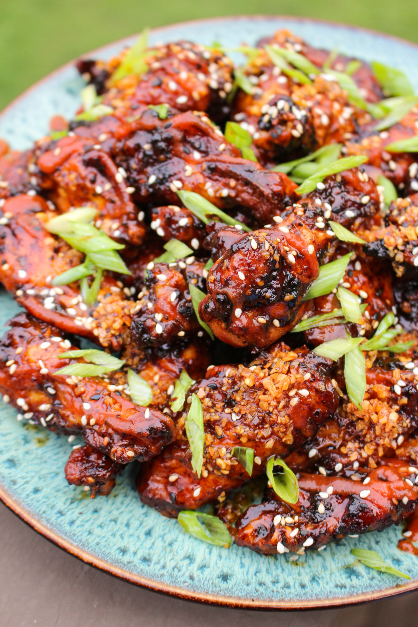 Las alitas de barbacoa Honey Gochujang se adornan