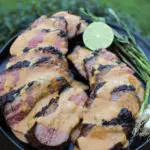 El bistec a la parrilla con salsa de mantequilla de maní se ve increíble.
