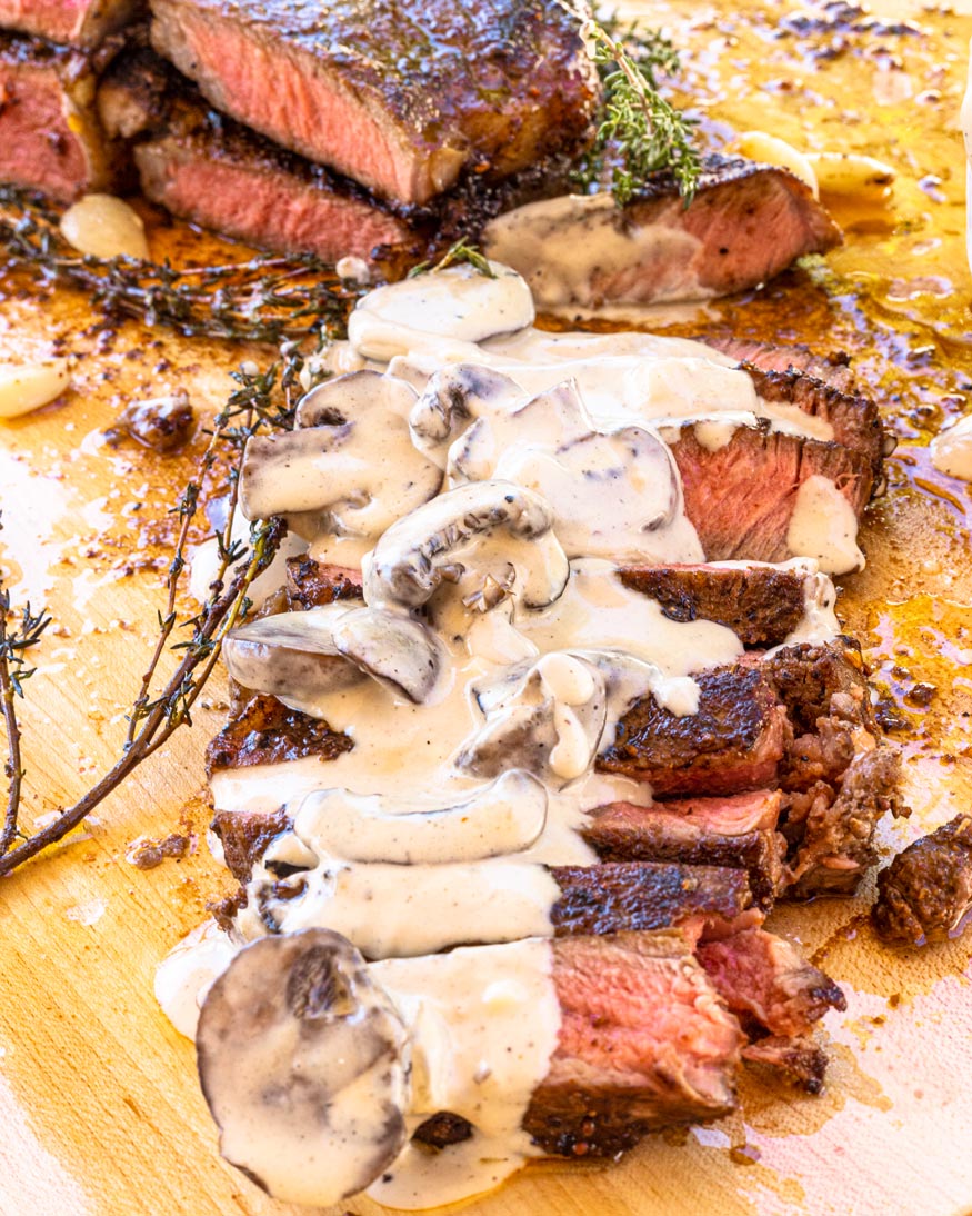 Los bistecs de NY con salsa de crema de champiñones y gorgonzola se ven increíbles