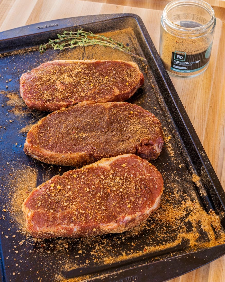 Tiras de bistecs de NY con salsa de crema de champiñones y gorgonzola sazonando