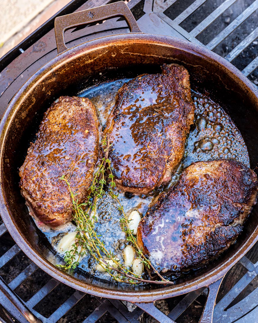 NY Strip Steaks casi termina de cocinar