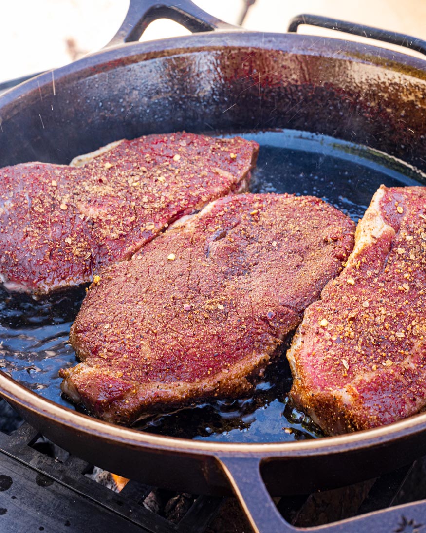 Tiras de bistec de Nueva York cocinando en la sartén