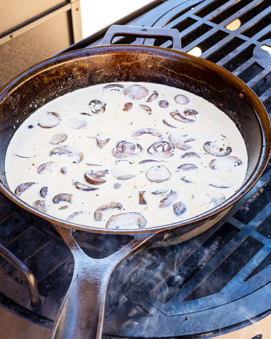 Salsa de crema de champiñones y gorgonzola cocinando al fuego