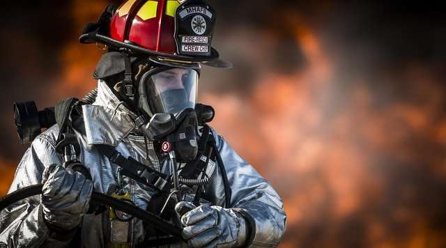 bombero con material ignífugo