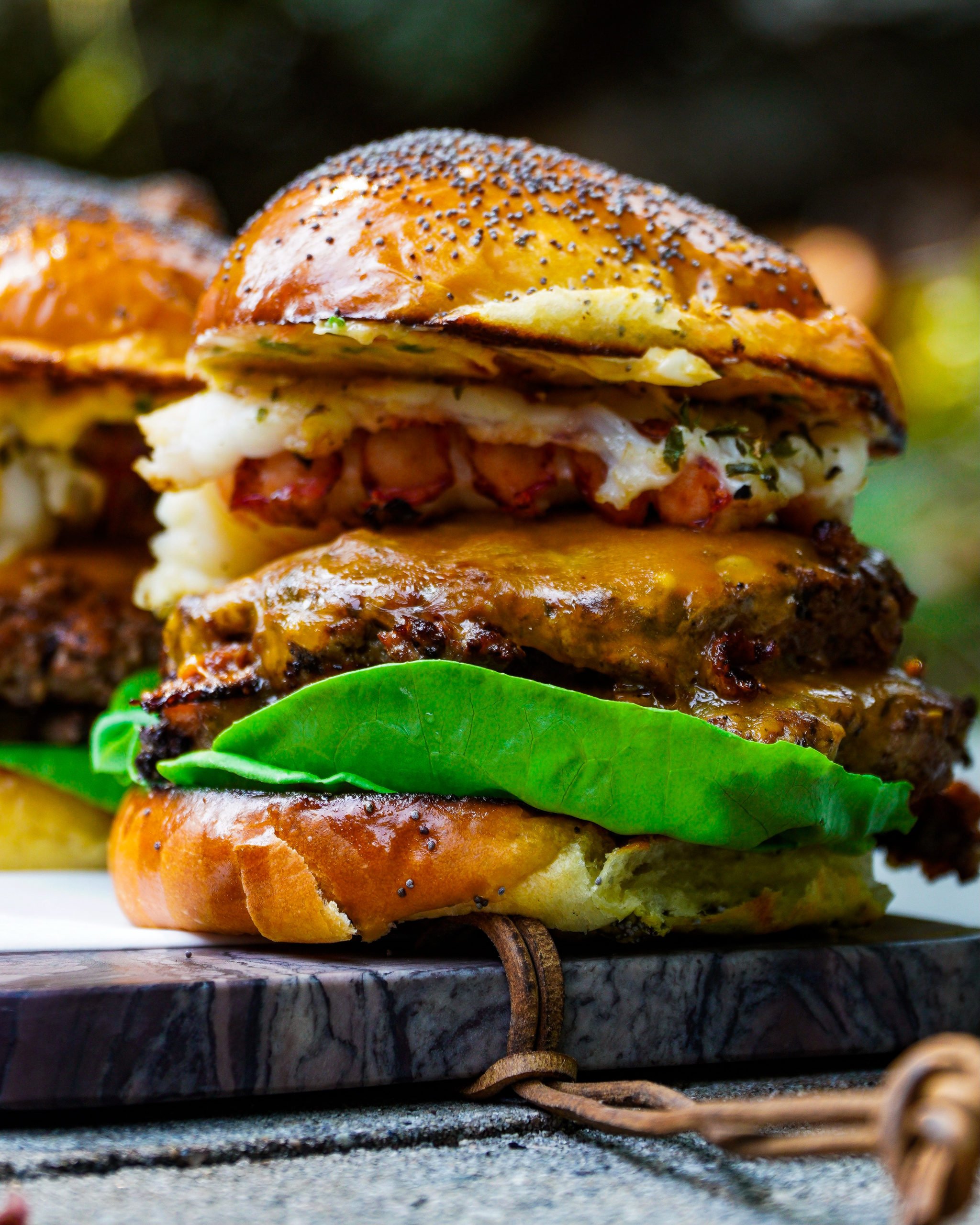 Surf and Turf Butter Burger ensamblada y lista para comer