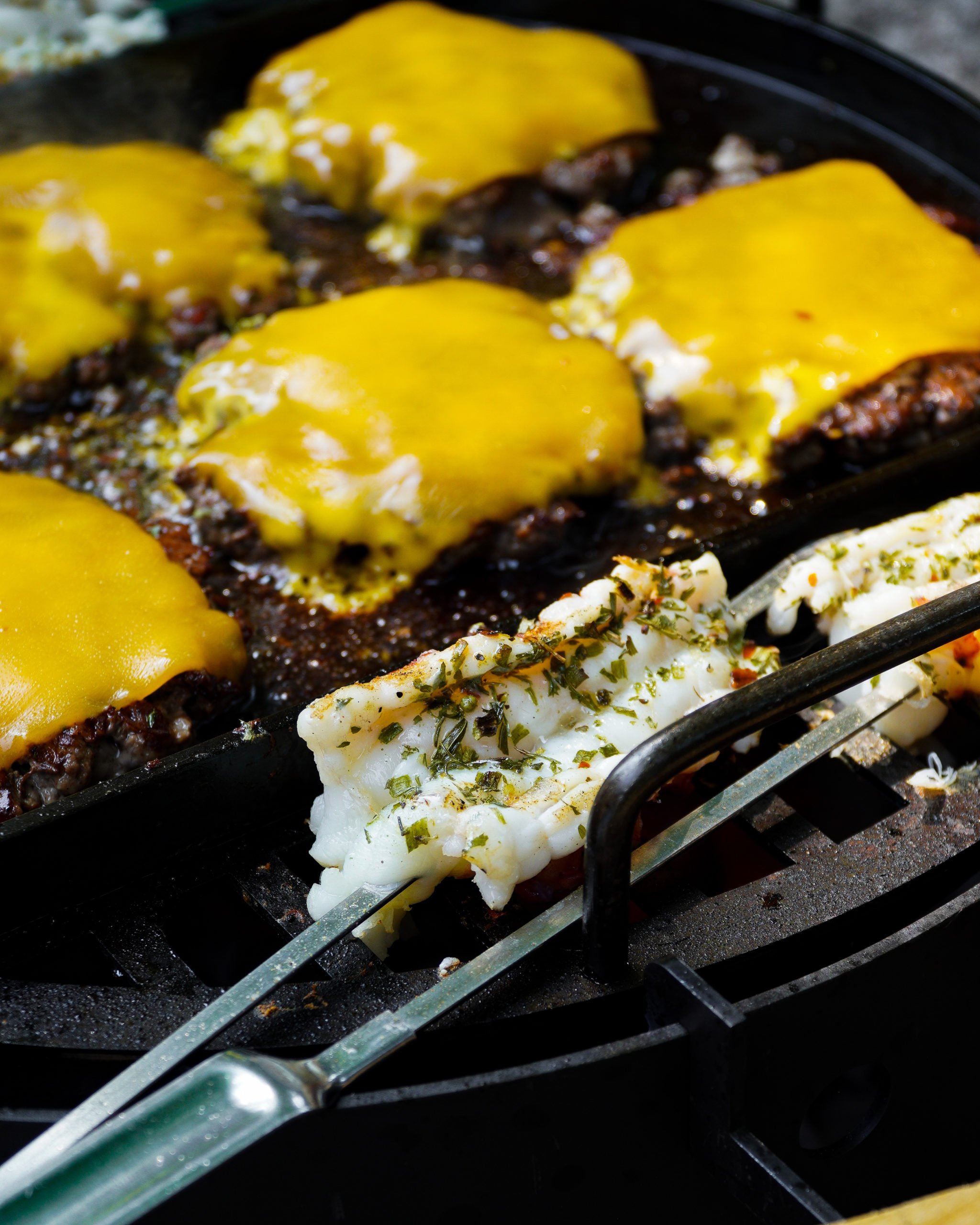 Surf and Turf Butter Burger asando sobre el fuego
