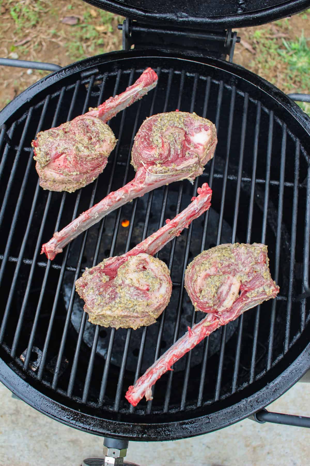 Tomahawk Beef Short Ribs golpeó la parrilla.