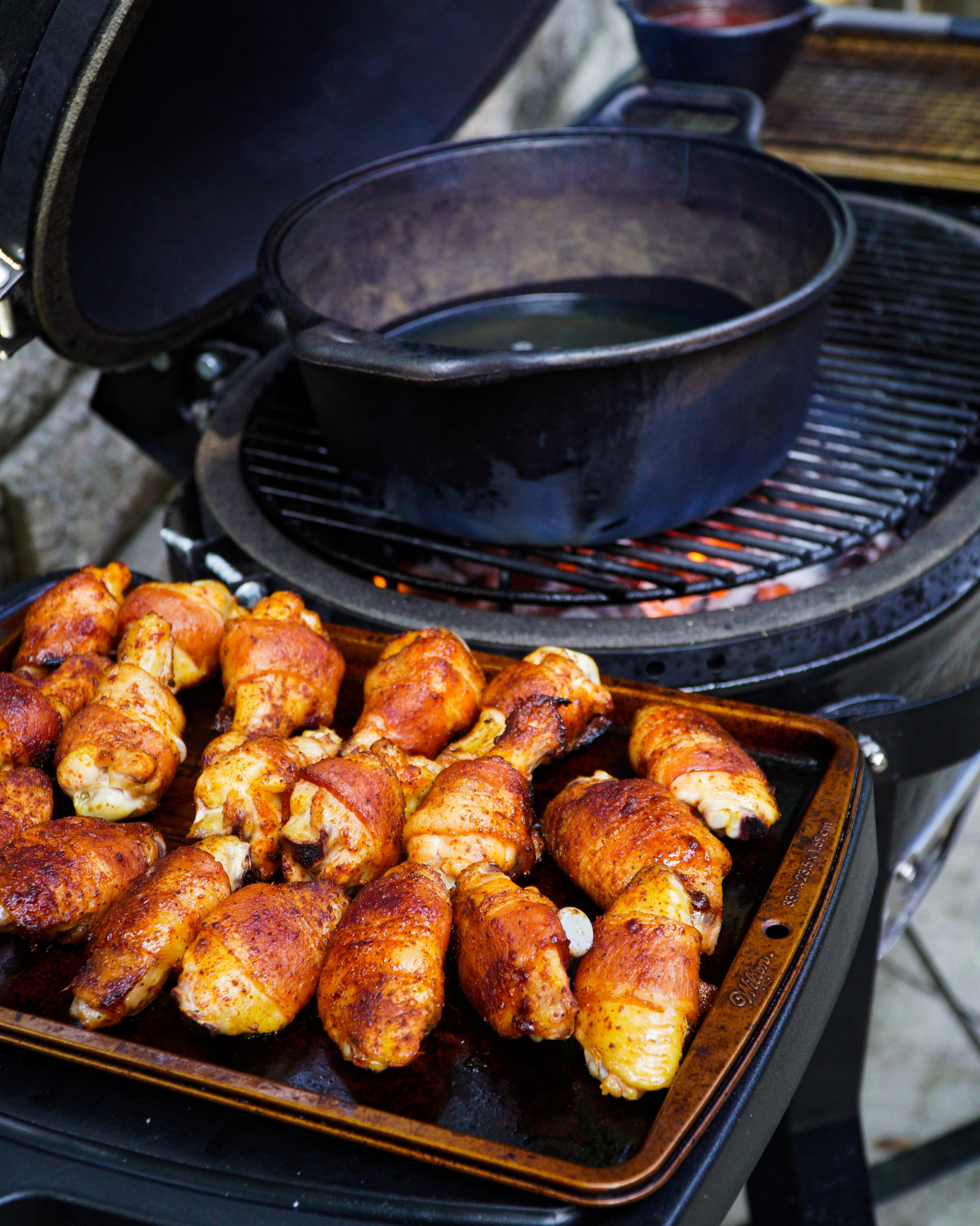 Las alitas de pollo con tocino y borbón están a punto de freírse.