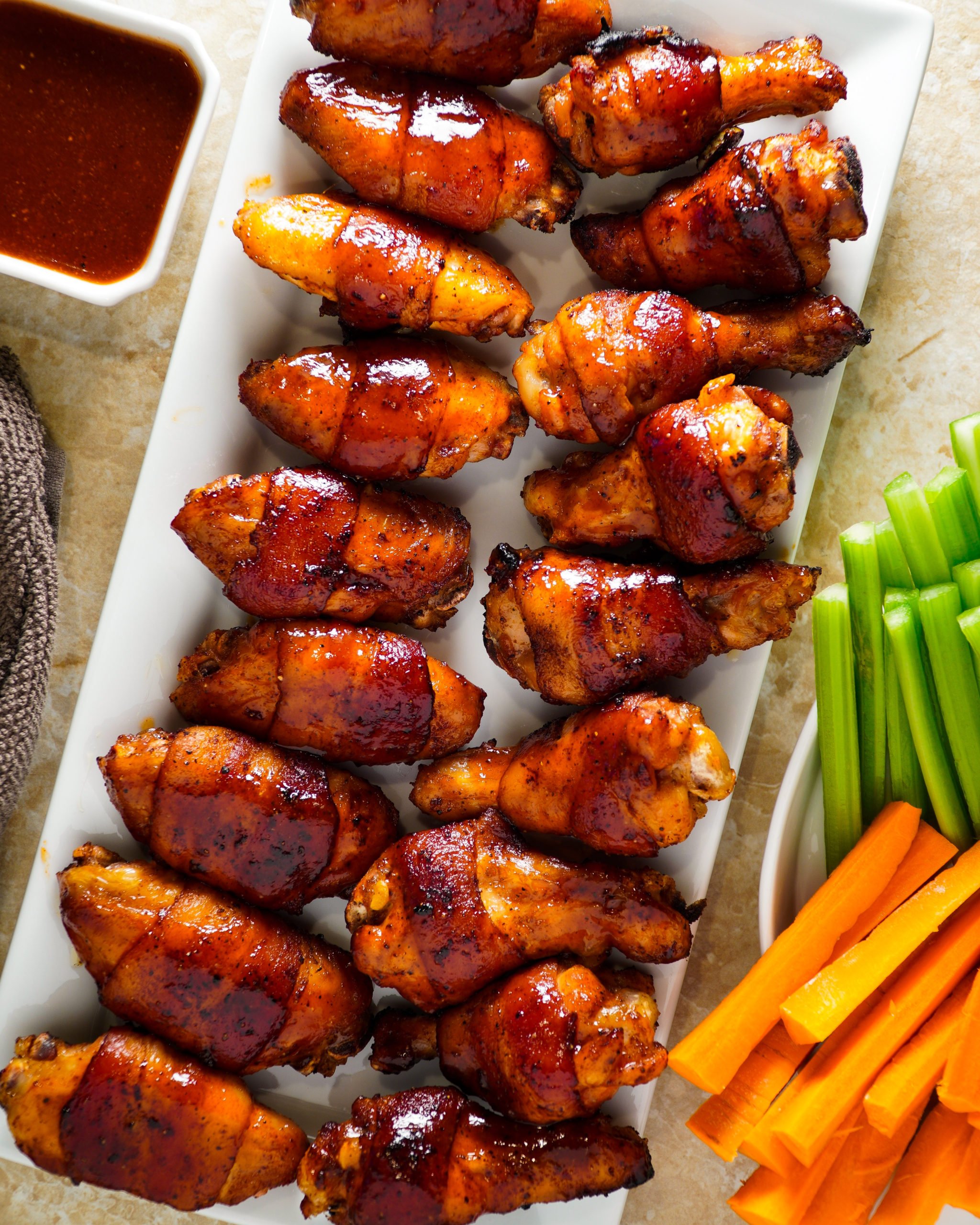 Alitas de pollo con tocino y bourbon plateadas y servidas.