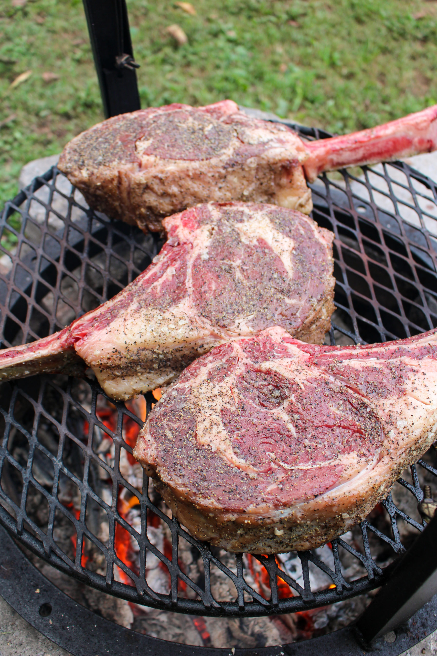 Filetes Tomahawk golpeando la parrilla