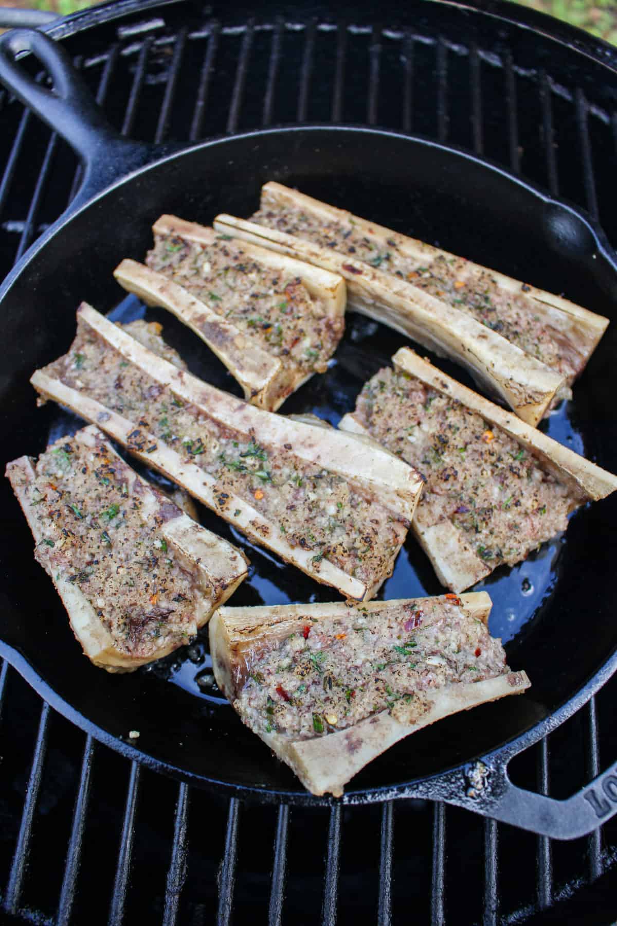 Médula ósea para cocinar las costillas de ternera Tomahawk.