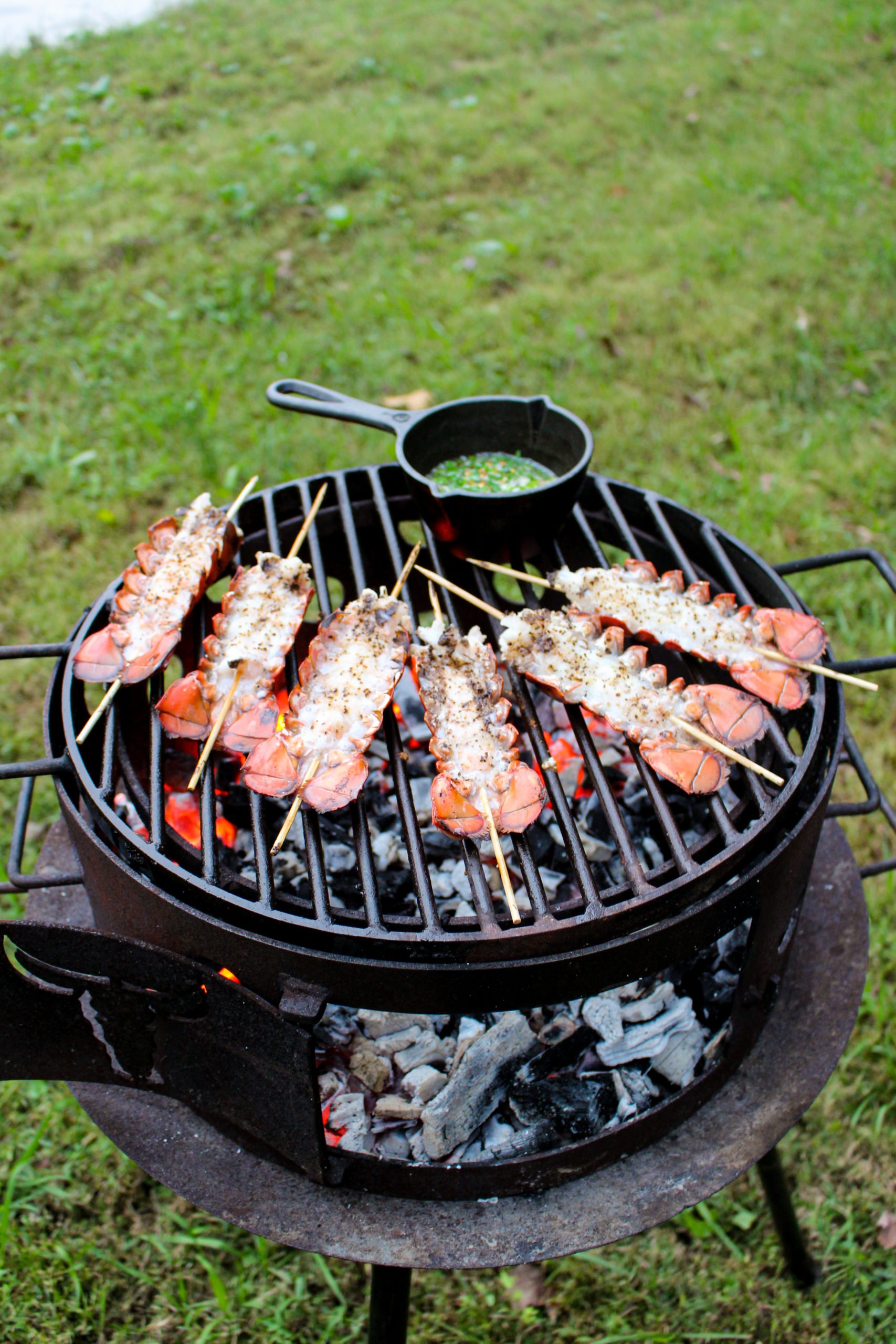 Brochetas de langosta con salsa Bang Bang después del primer tirón.