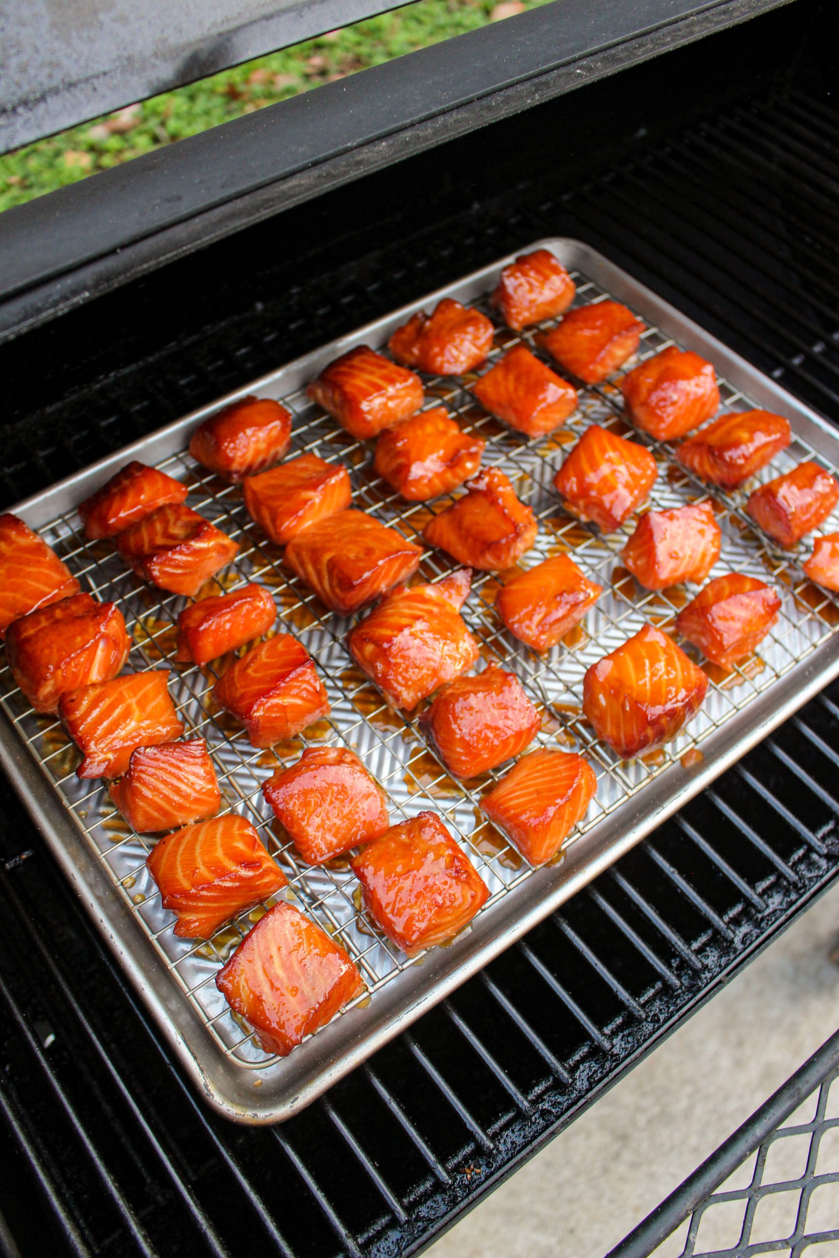 Las puntas quemadas de salmón ahumado se glasean.