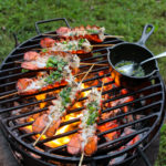Brochetas de langosta con salsa Bang Bang bañadas con ghee de hierbas.