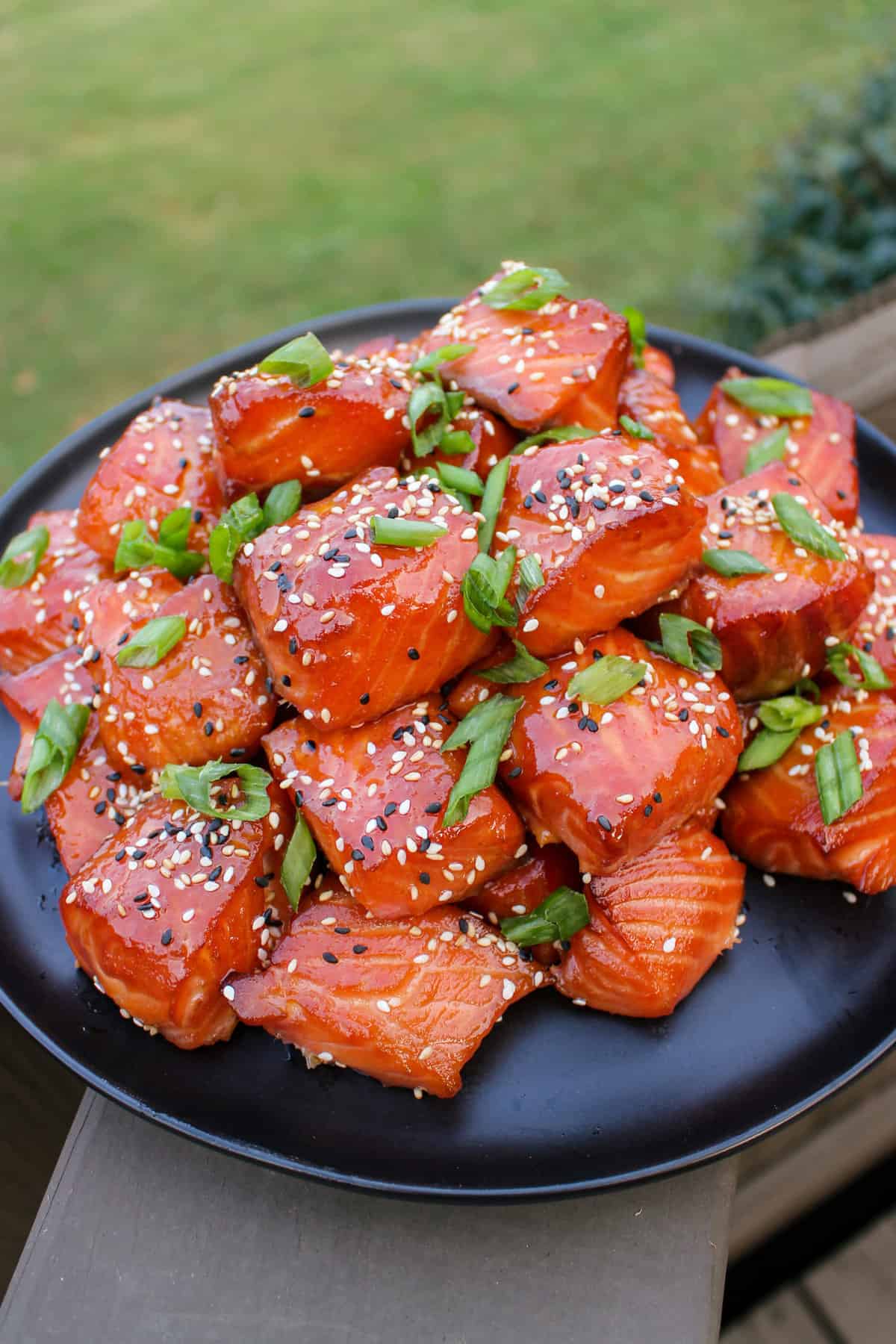 Extremos quemados de salmón ahumado adornado y servido.