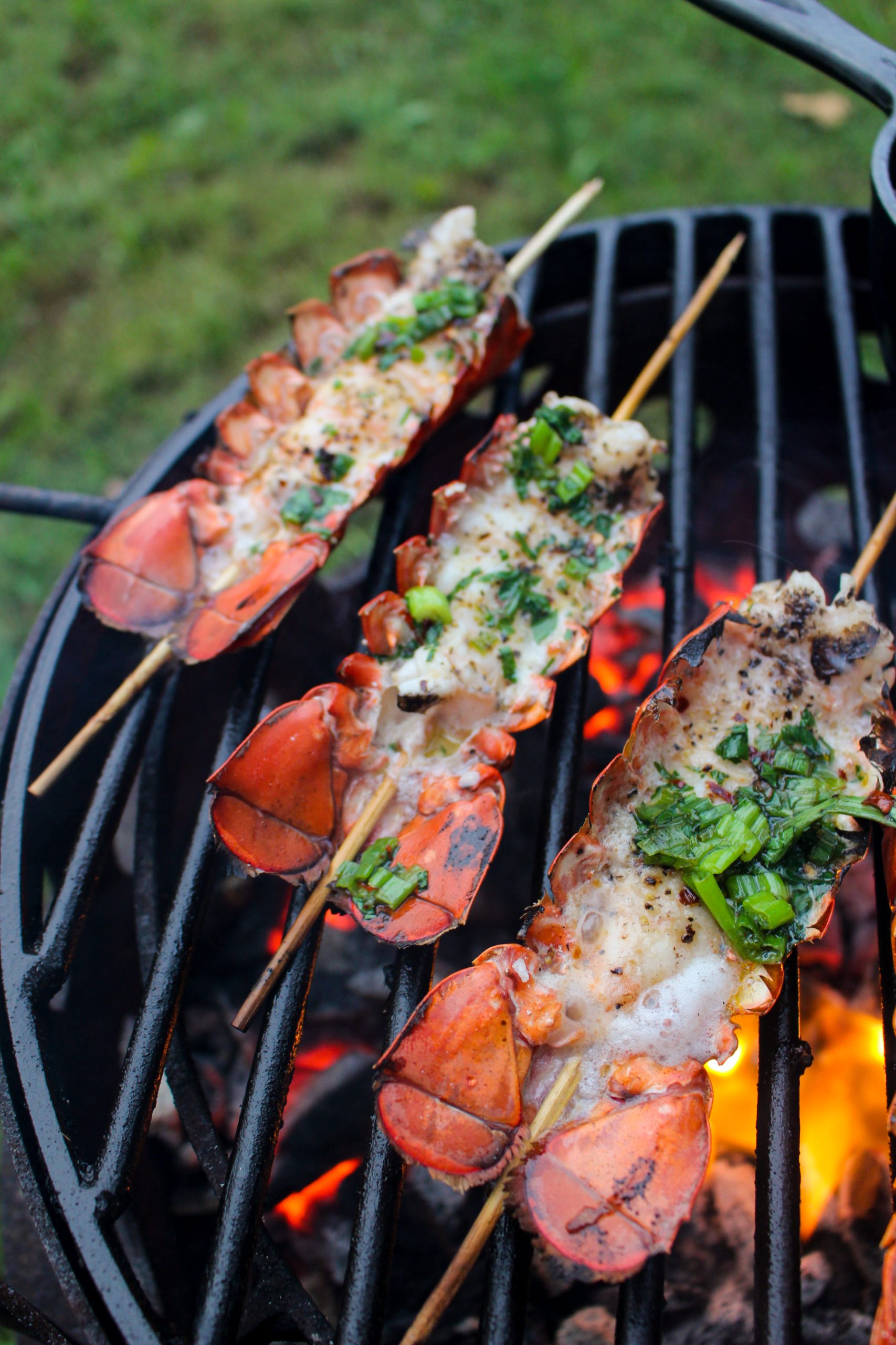 Brochetas de langosta con salsa Bang Bang de cerca.