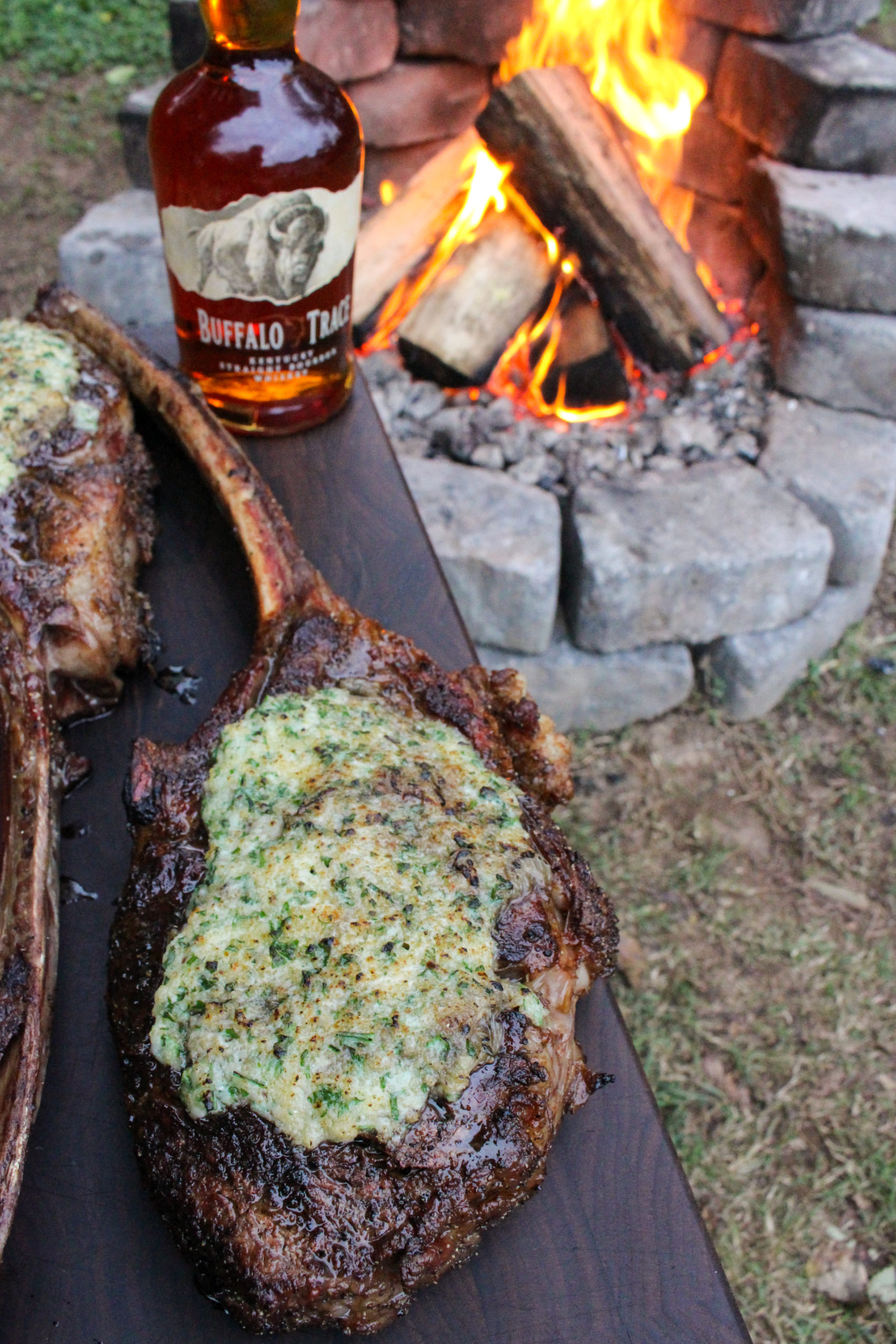 Filetes Tomahawk con corteza de cebolla francesa con rastro de búfalo.