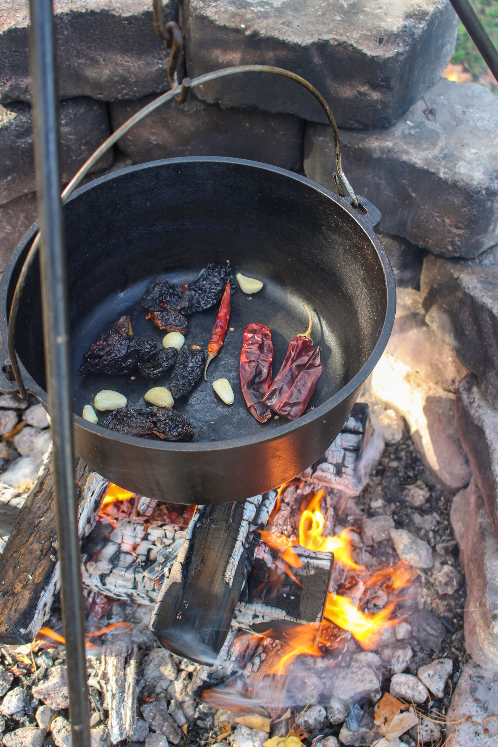 Chipotle Garlic Chili Con Carne todo comienza con los chiles asados.