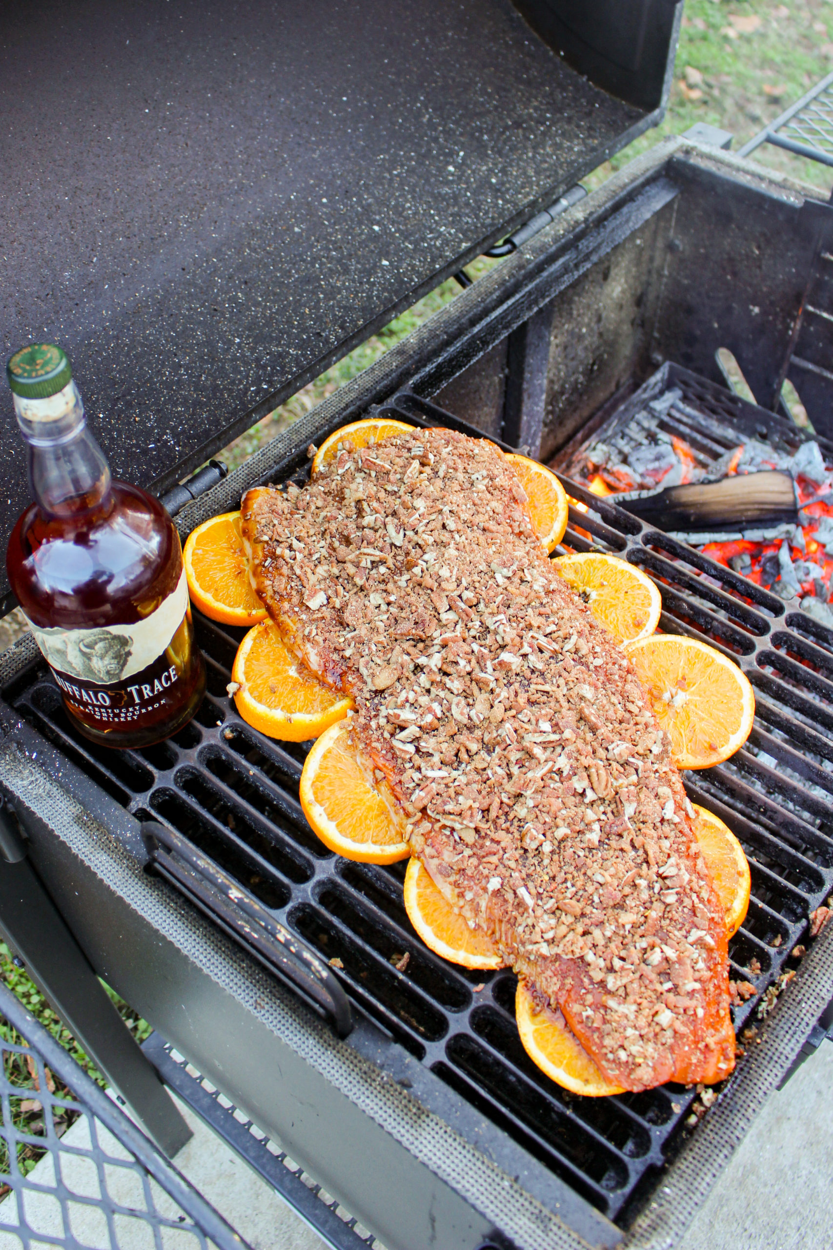 Bourbon Bacon Pecan Salmon se prepara a la parrilla.