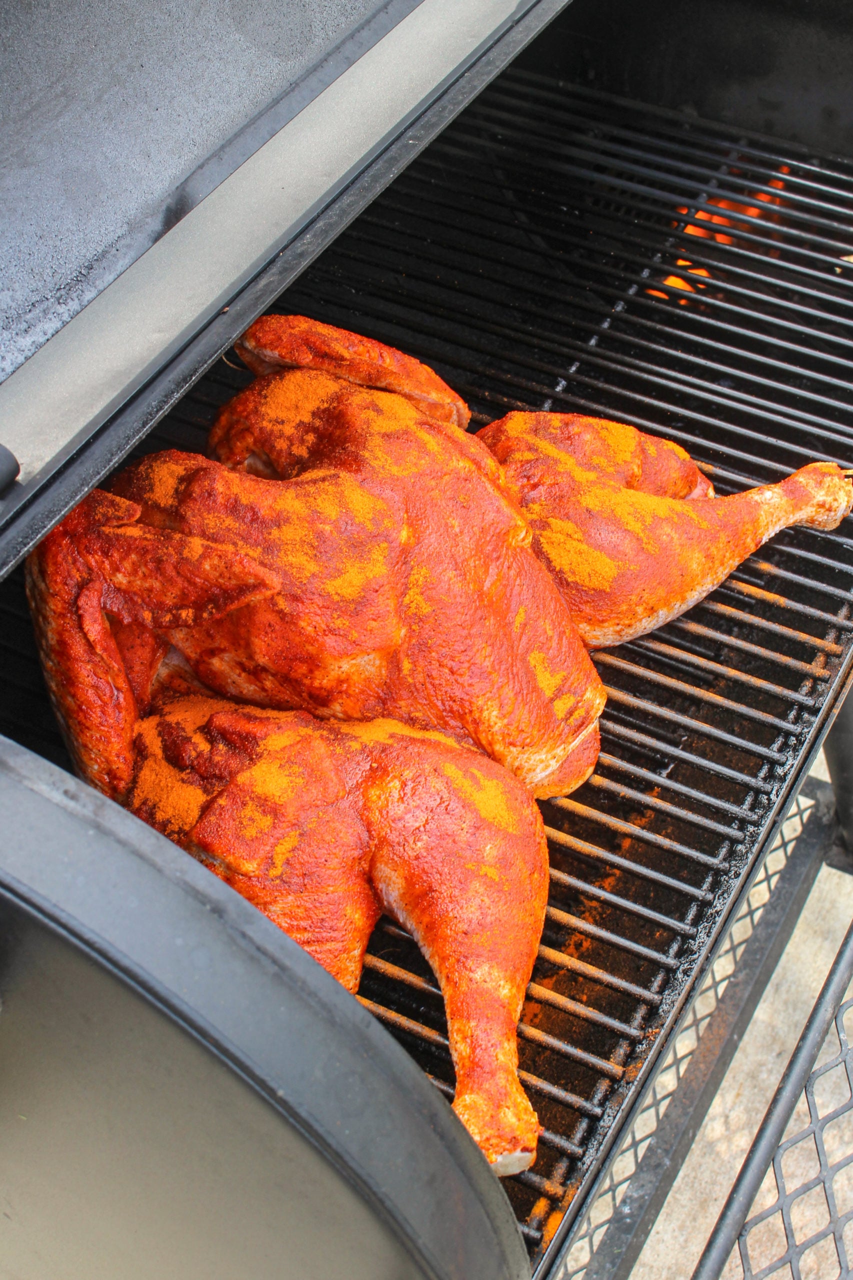Maple Bourbon Spatchcock Turquía condimento y en el ahumador.