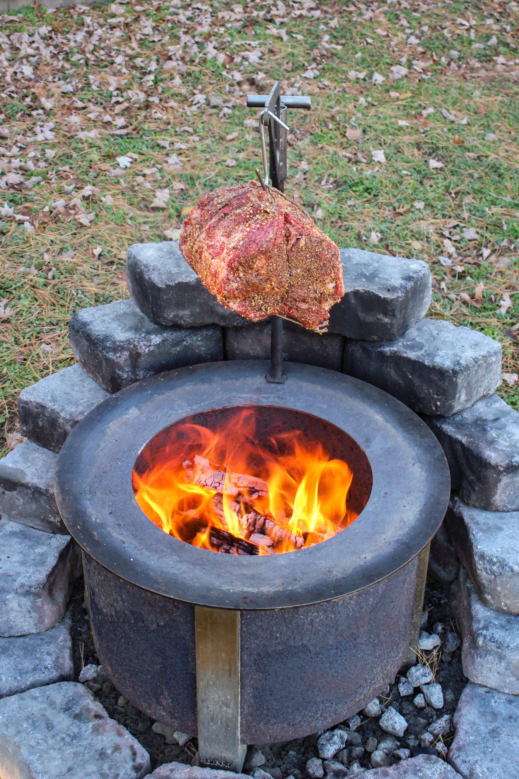 Colgando Prime Rib preparándose sobre las llamas.