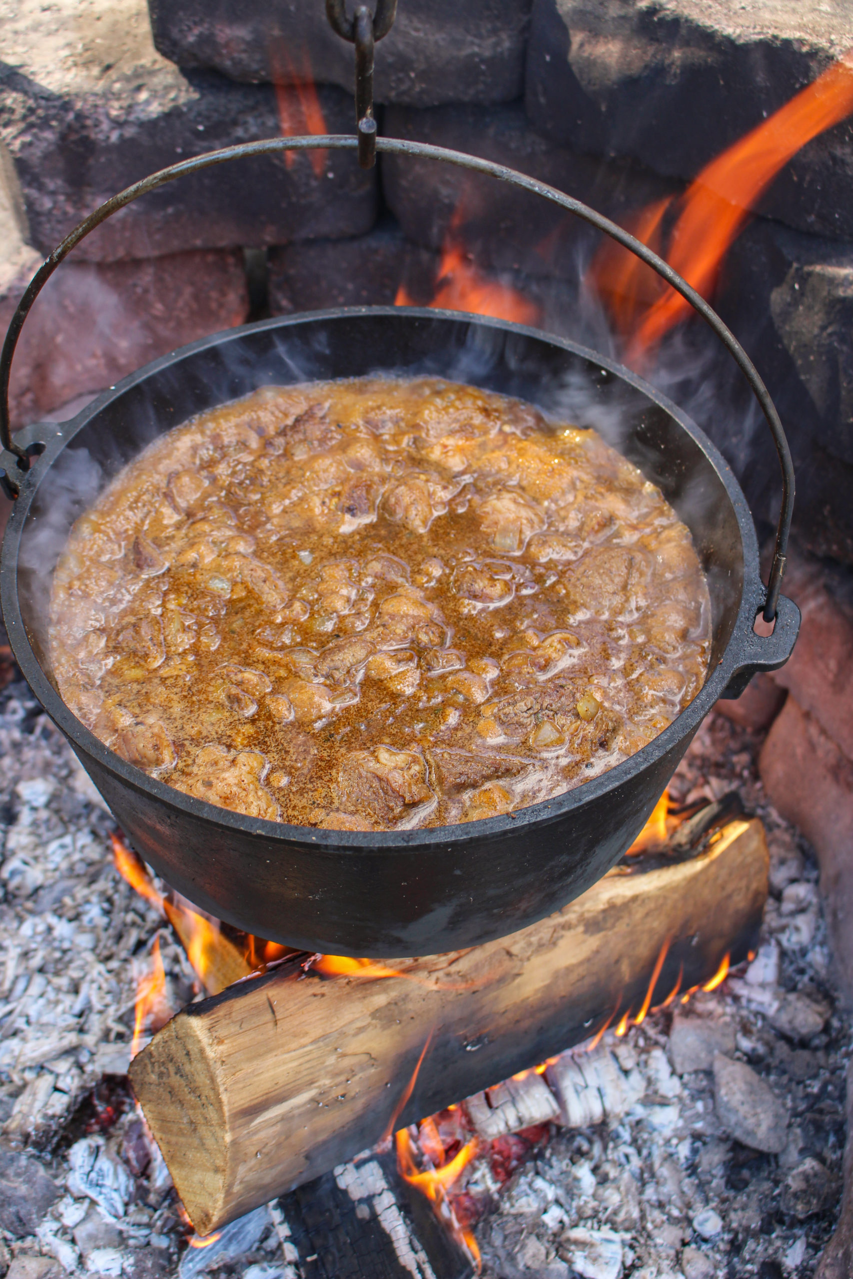 Chipotle Garlic Chili Con Carne hirviendo sobre el fuego.