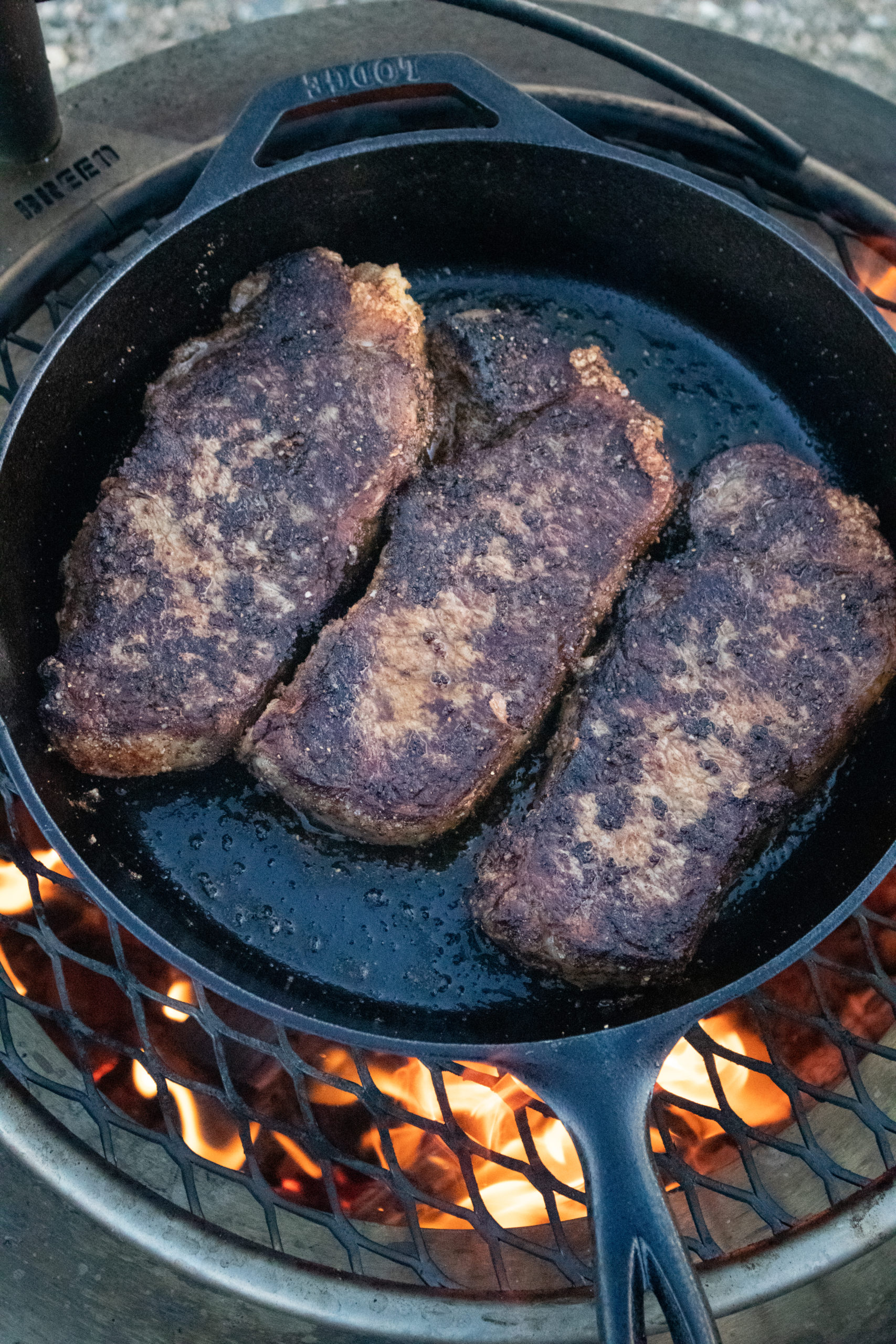 New York Strips con Bourbon Mushrooms después del primer lanzamiento.