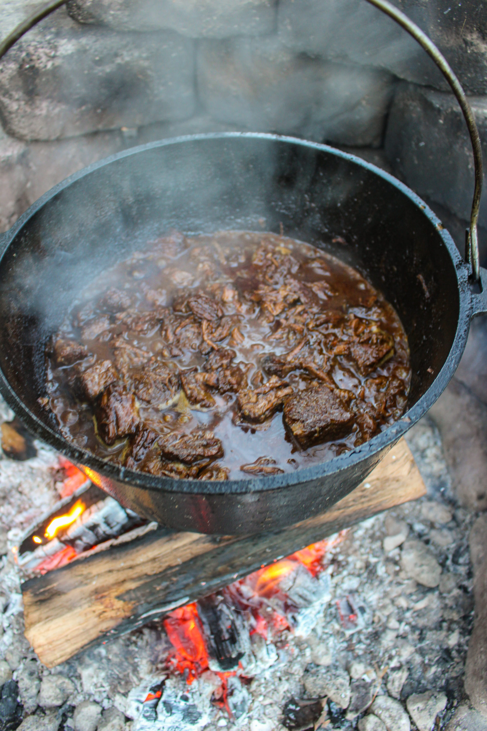 Chipotle Garlic Chili Con Carne reducido y tierno al tenedor.
