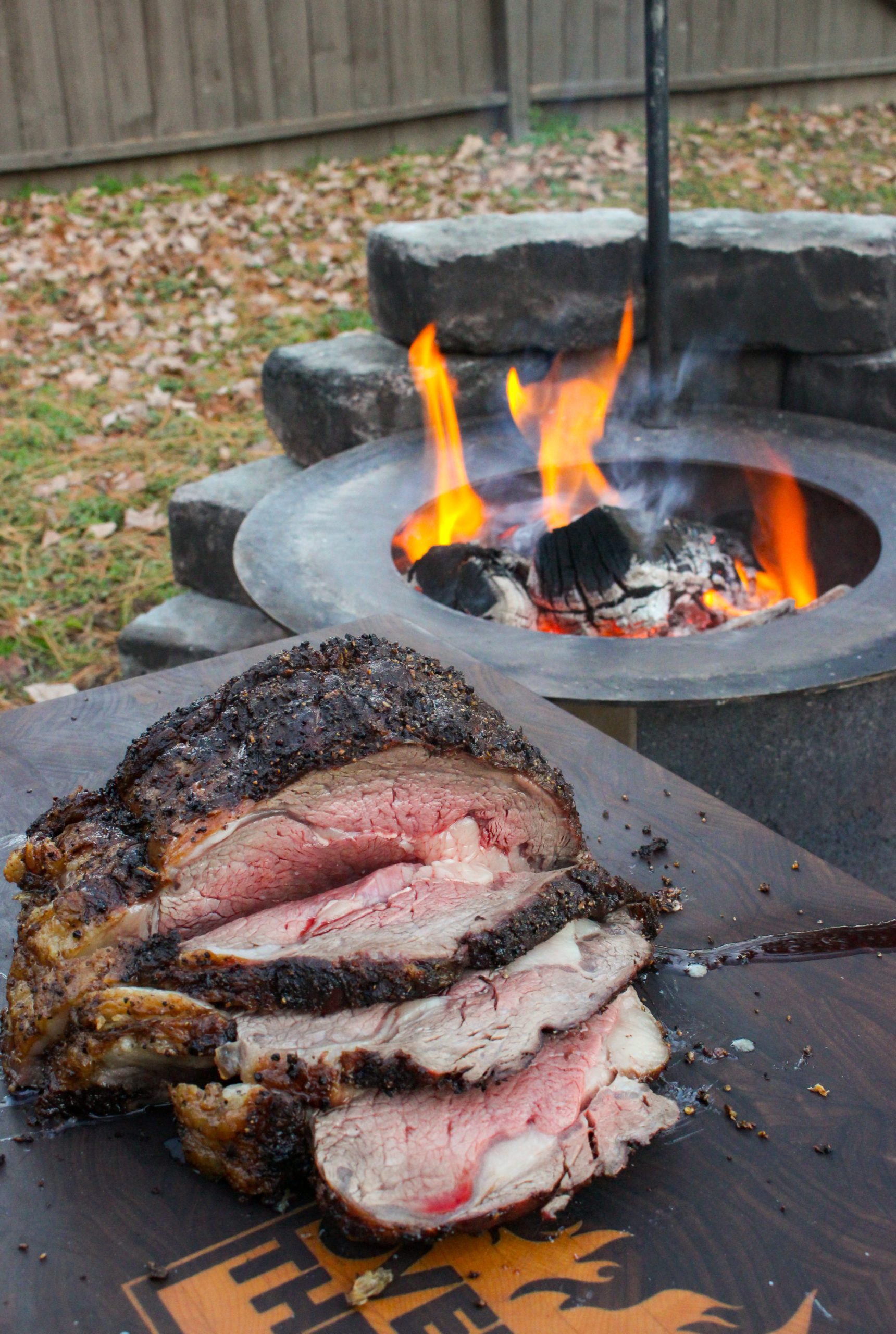 Colgar Prime Rib después del corte inicial.