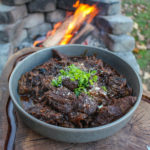 Chipotle Garlic Chili Con Carne plateado y servido.