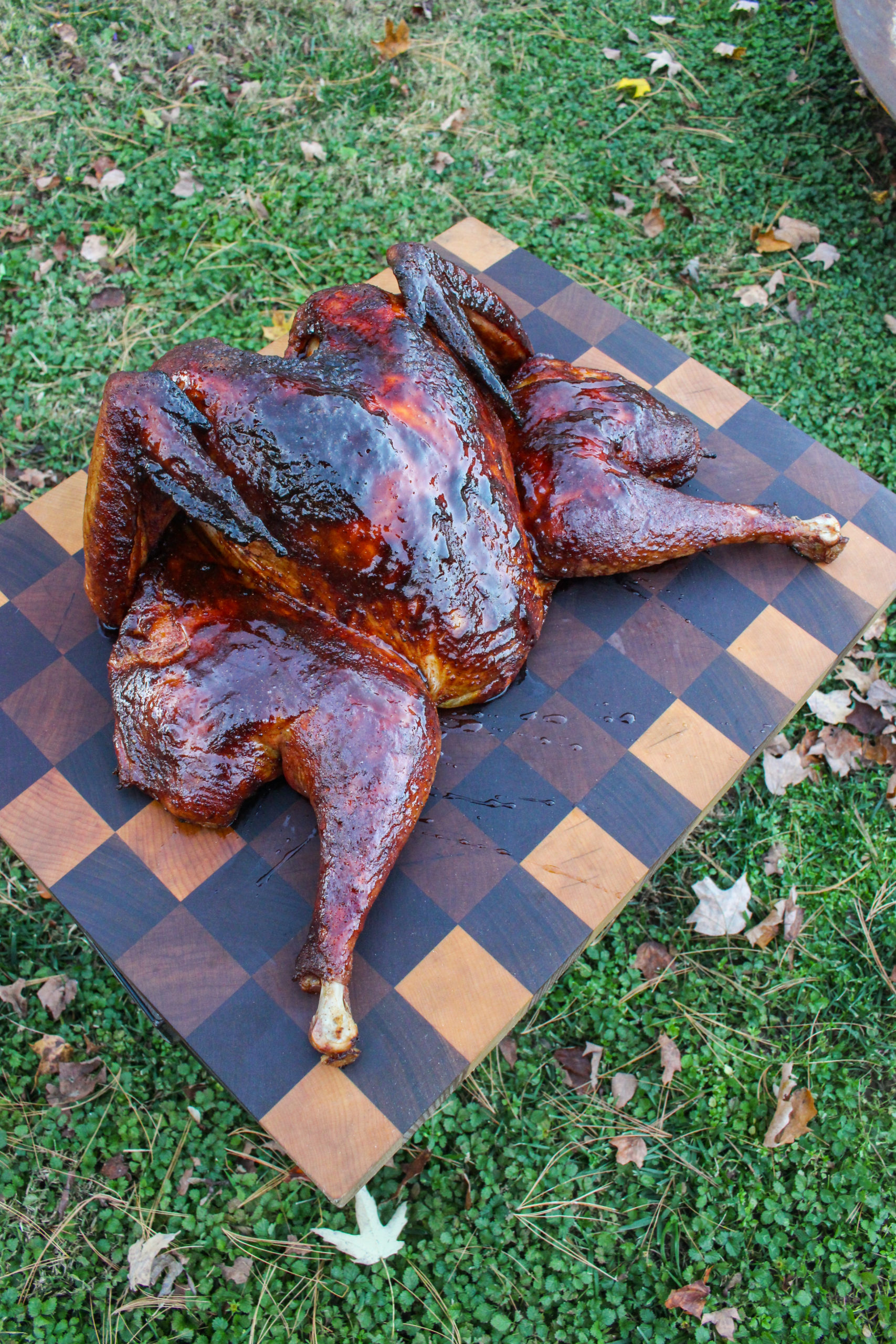 Maple Bourbon Spatchcock Turquía hecho y listo para tallar.