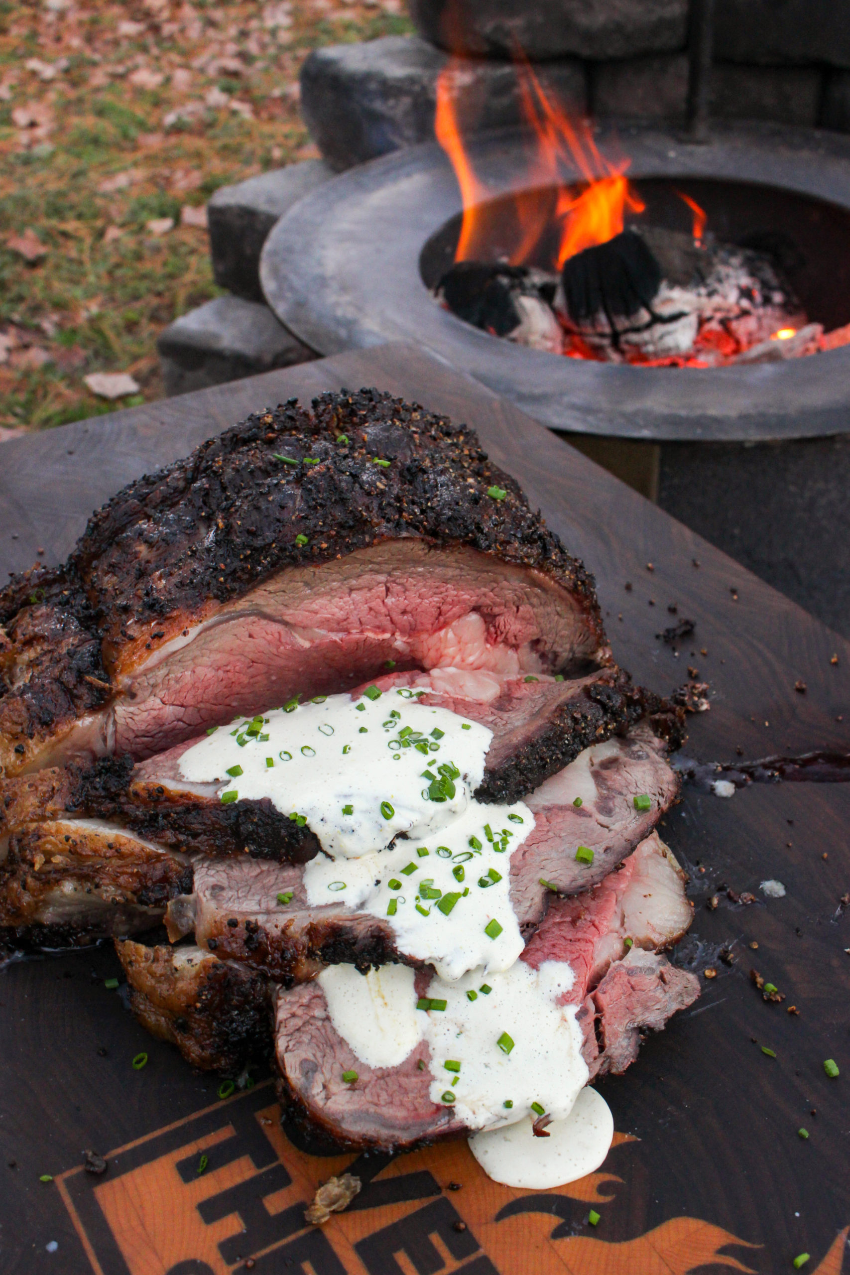 Prime Rib colgado con salsa cremosa de rábano picante jalapeño.