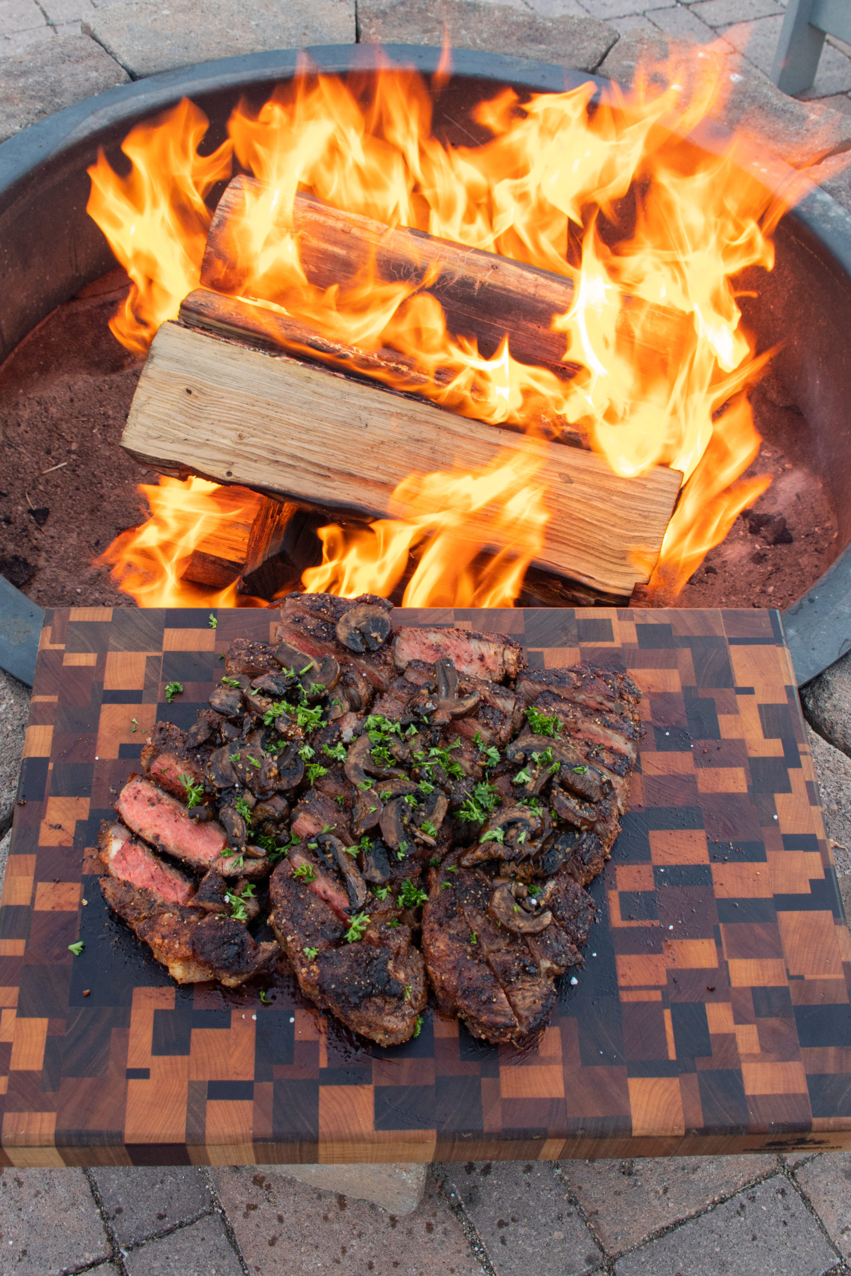 Tiras de Nueva York con Champiñones Bourbon junto al fuego.