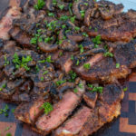 Tiras New York con Champiñones Bourbon en rodajas y listas para servir.