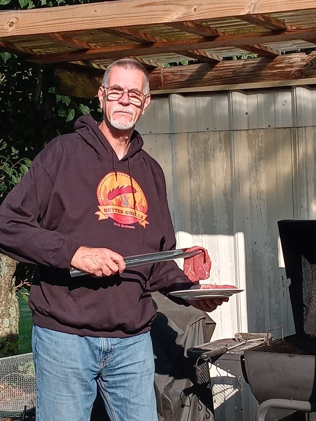 Eddie van Aken vistiendo una sudadera con capucha rushordertees BBQ